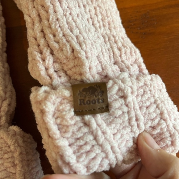 ROOTS soft pink Chenile Soft fleece lined mittens - Picture 2 of 6